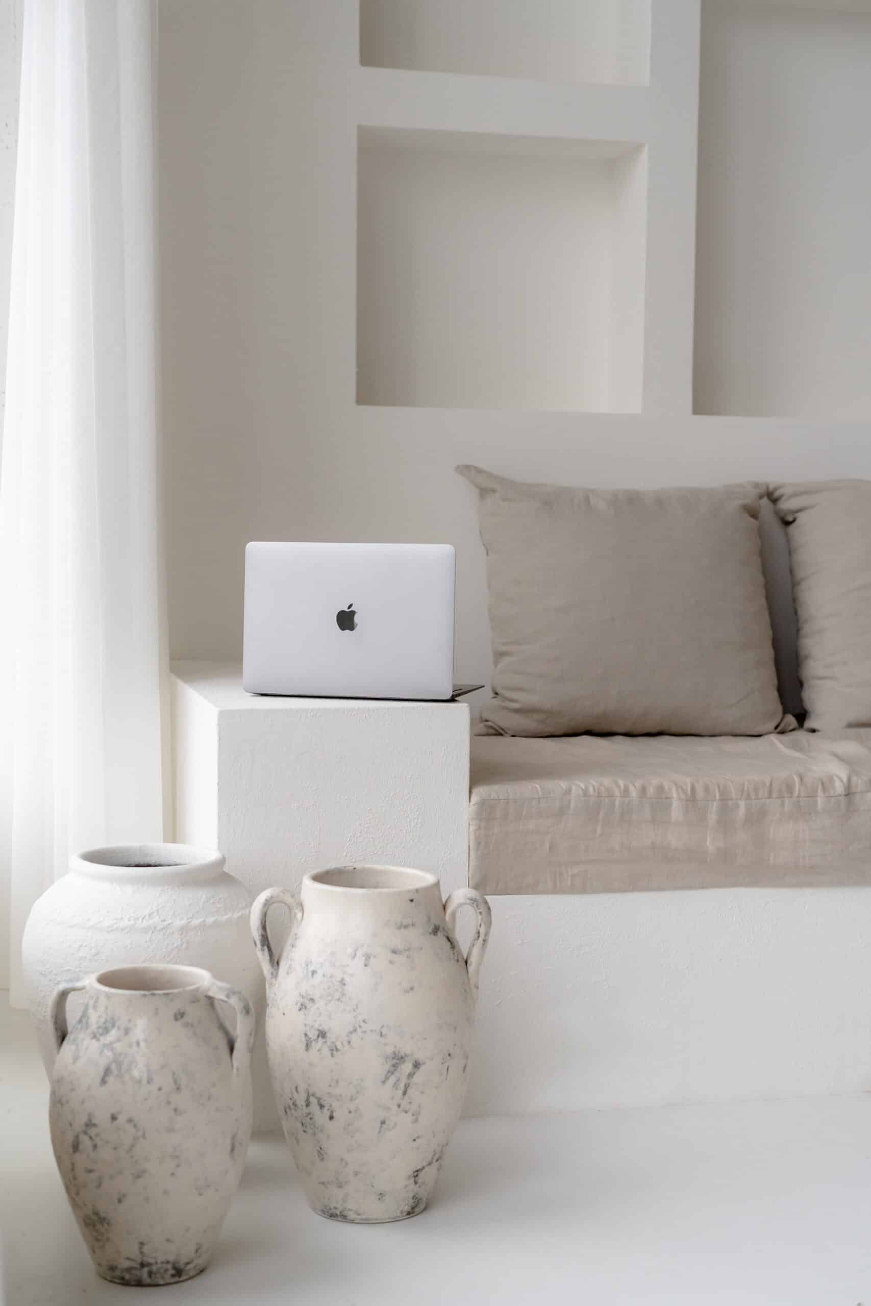 Ein MacBook liegt auf einer beigen Couch – symbolisch für die Arbeit von Kristina Webdesigns, spezialisiert auf SEO-optimiertes Webdesign in Neu Wulmstorf und der Region Hamburg, ideal für Frauen und kleine Unternehmer:innen.