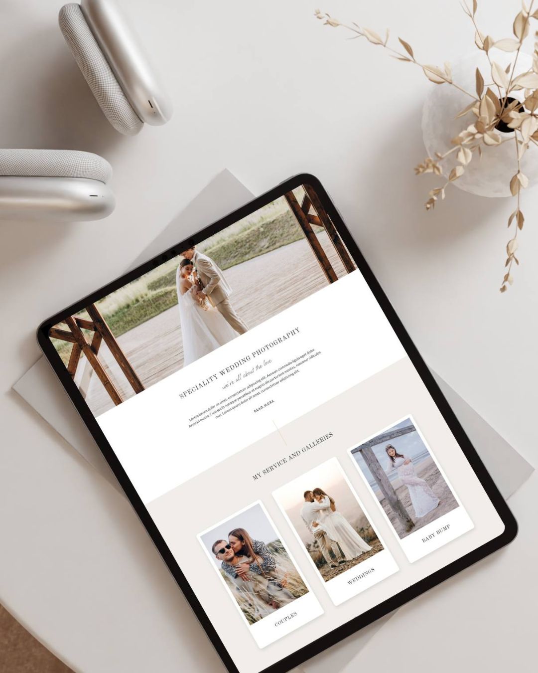 Webdesign-Mockup für Hochzeitsfotografie – Tablet-Ansicht mit ästhetischem Layout und Nutzerführung.