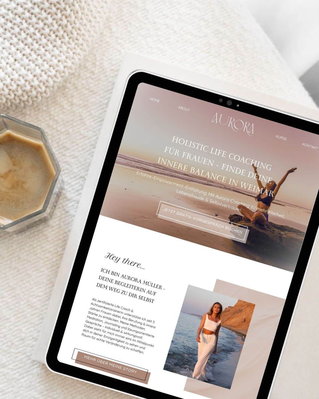 Mockup einer modernen Coaching-Webseite für Frauen – Webdesign aus Hamburg mit klarer Struktur und femininem Look.