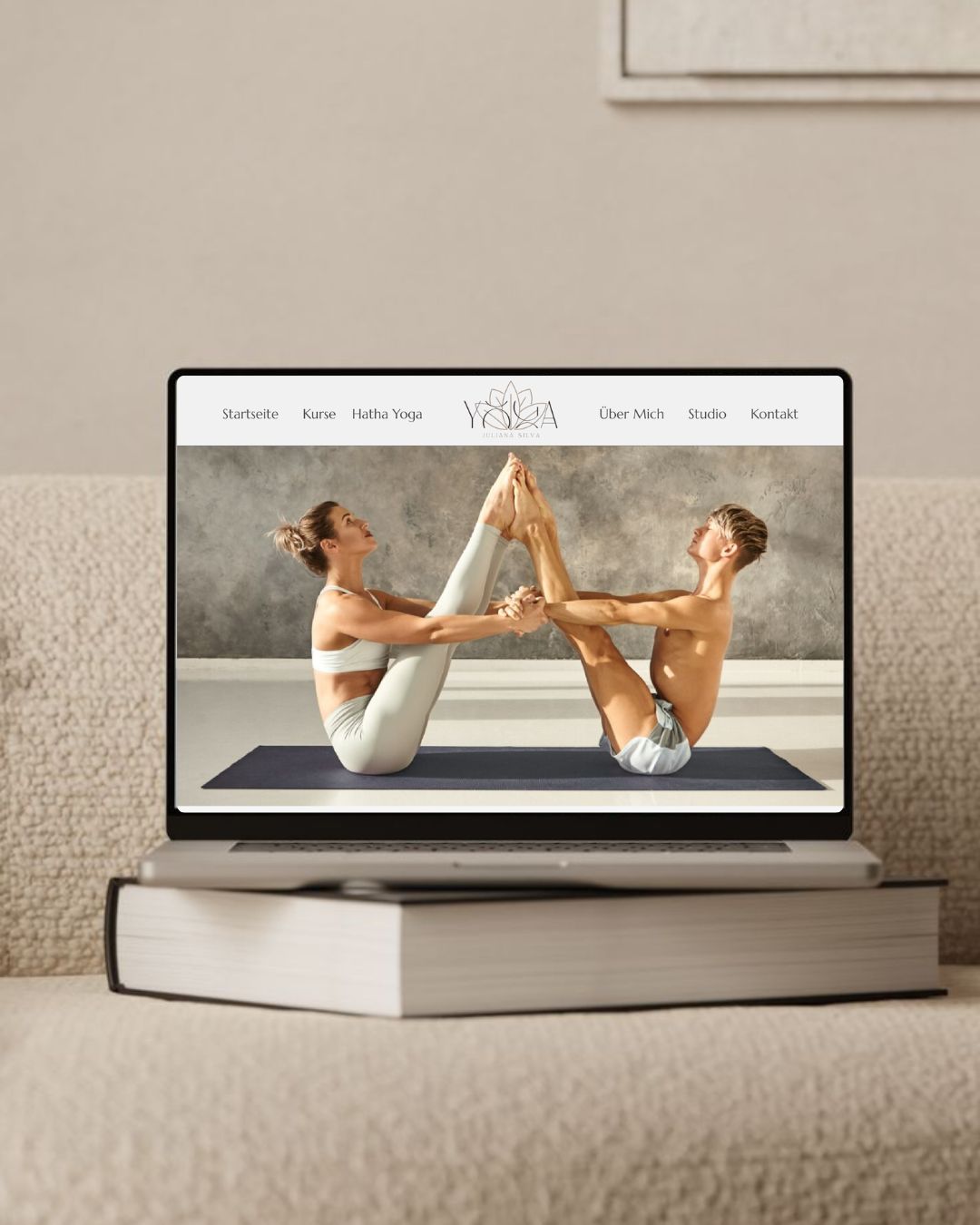 Mockup einer Yoga-Studio-Webseite – ästhetisches Webdesign mit sanften Farben und moderner Typografie.