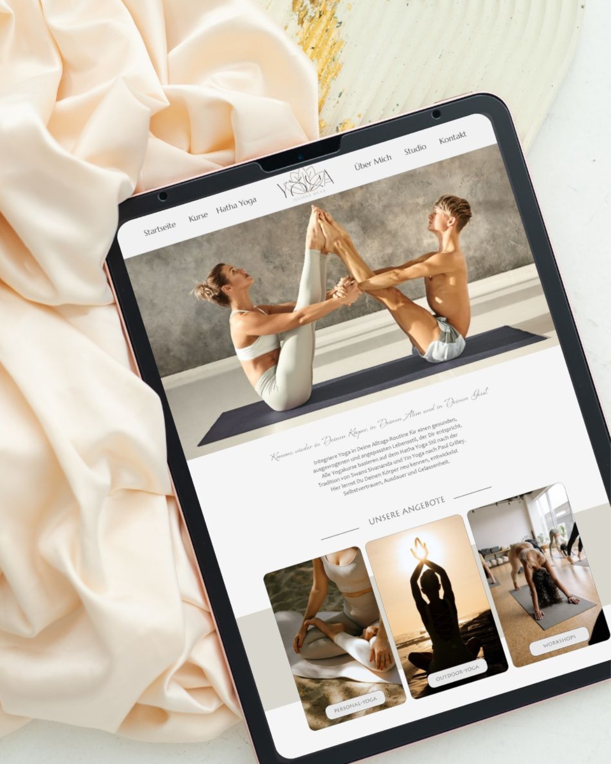 Ansicht einer Yoga-Studio-Webseite im Tablet Mockup – moderne Gestaltung, klare Struktur, perfekt um eine Webseite erstellen zu lassen.