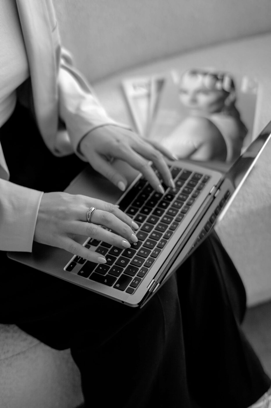 Kristina arbeitet am Laptop und erstellt moderne Webseiten für ihre Kunden